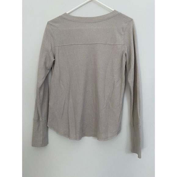 *SOLD* hollister tan waffle v-back long sleeve - Picture 2 of 2